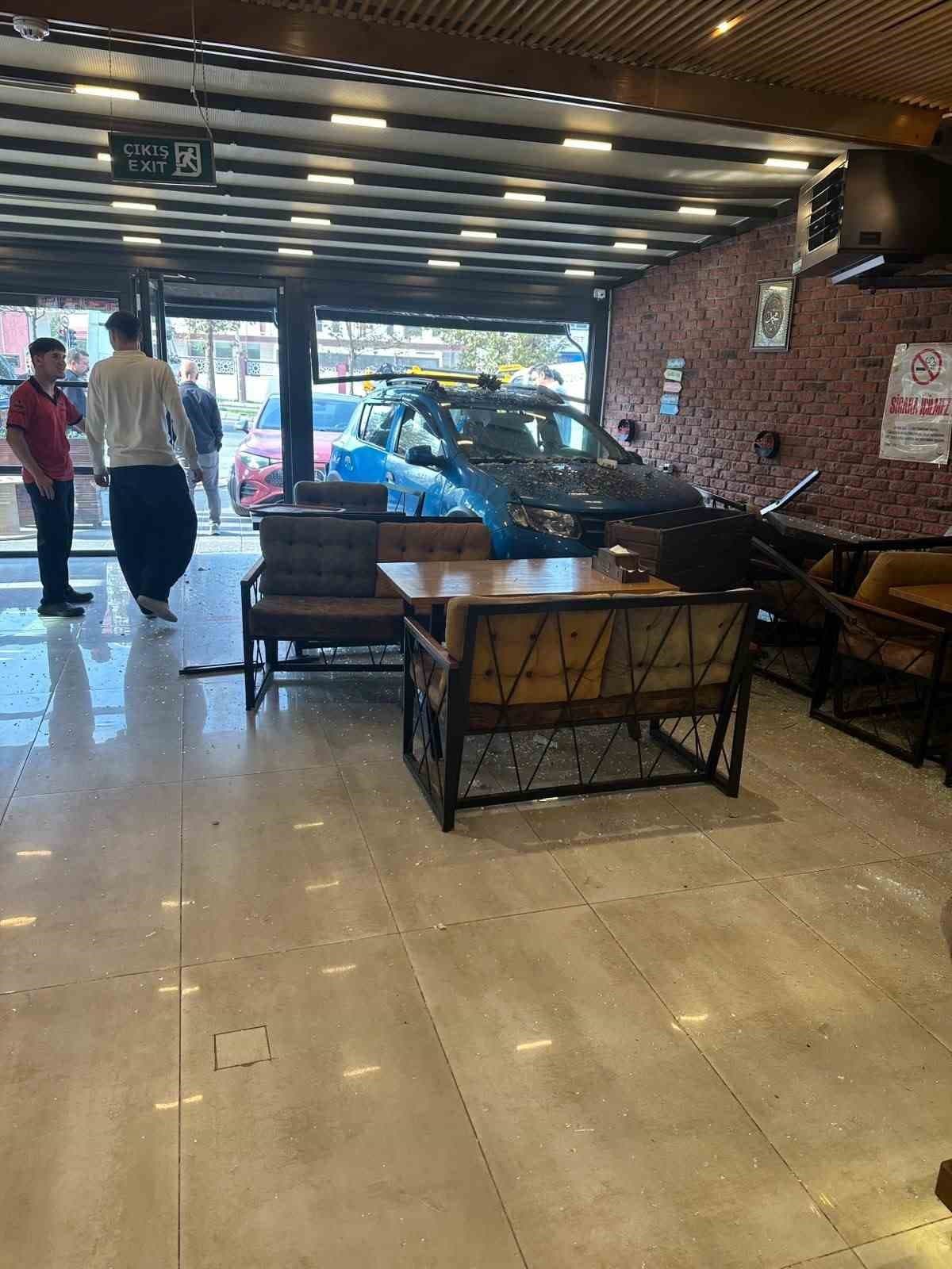 Esenyurt'ta Zincirleme Kaza: Park Halindeki Araç Börekçiye Girdi