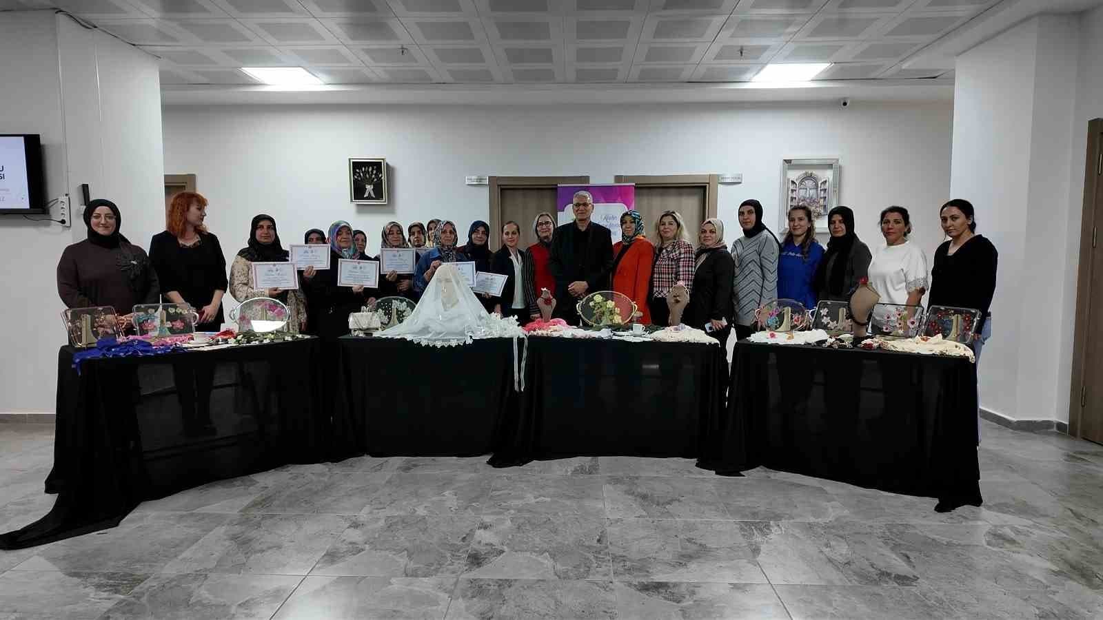 Elazığ'da Boncuklu İğne Oyası Kursunu Bitiren Kadınlar Sertifikalarını Aldı