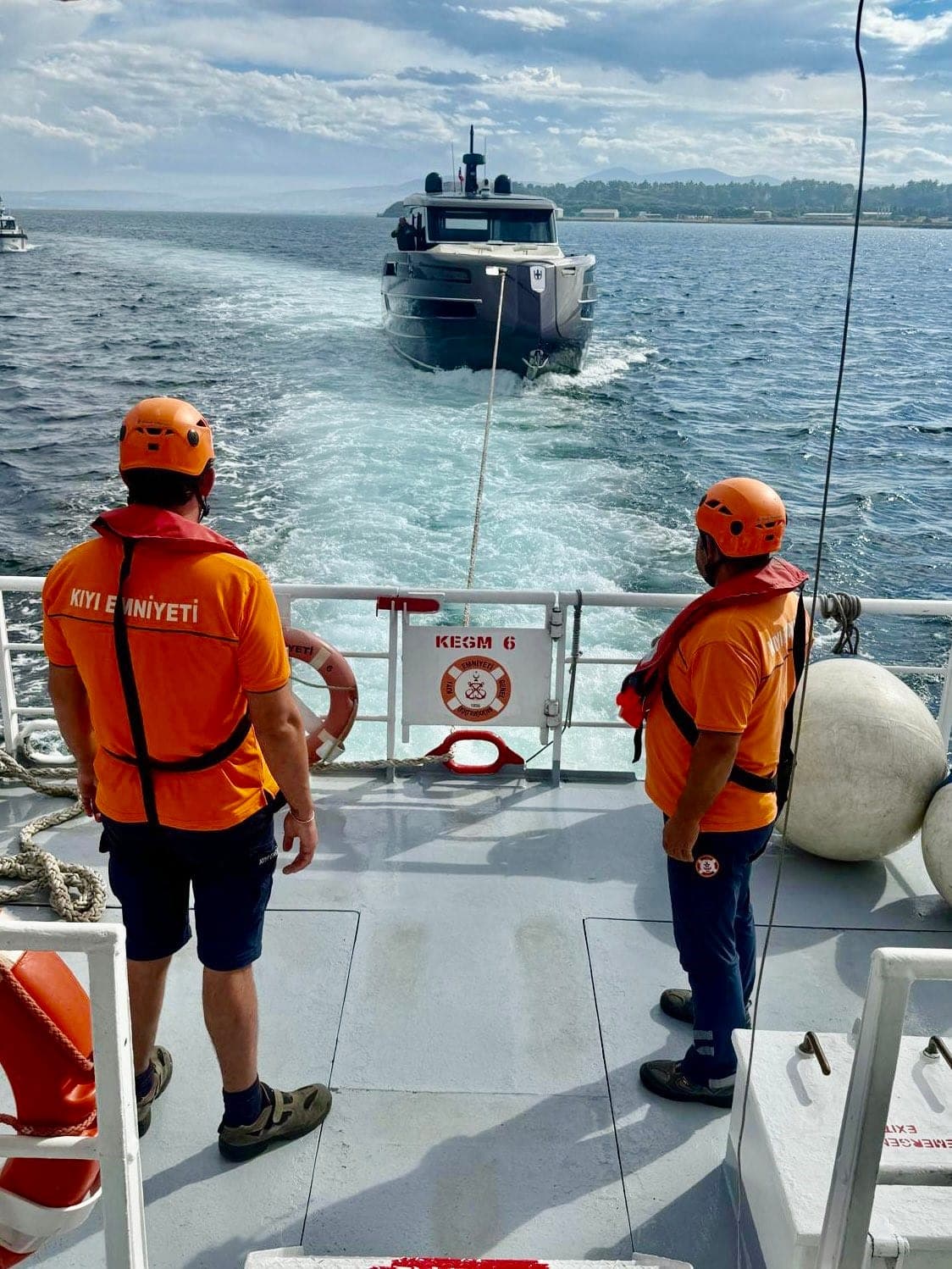 Çanakkale Boğazı'nda Arızalanan Tekne ve İçindekiler Kurtarıldı