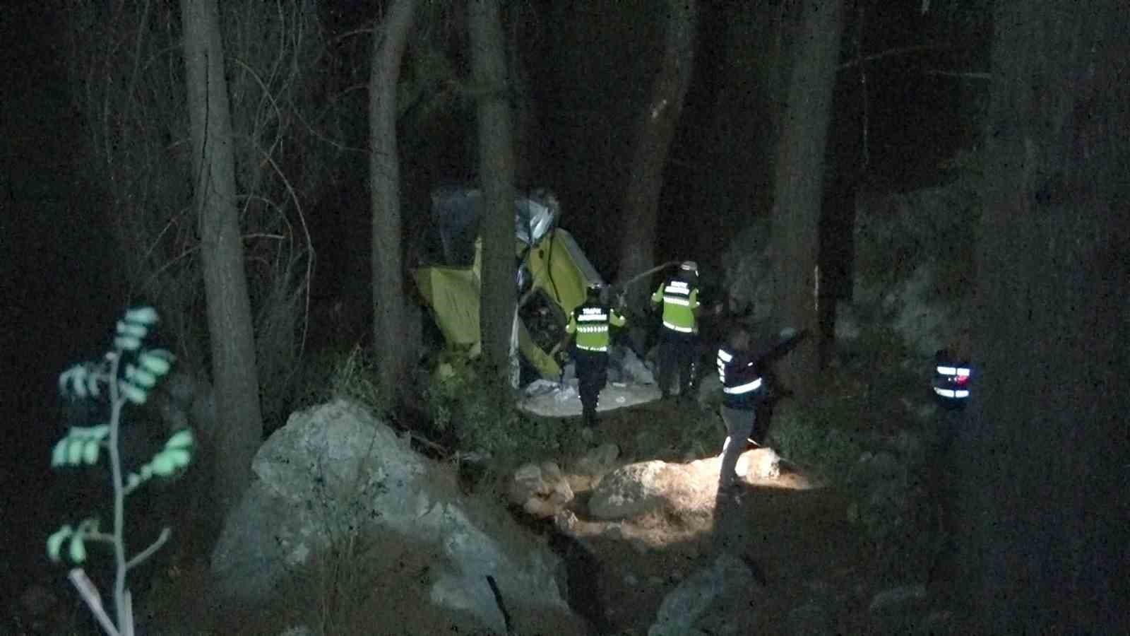 Antalya'da Uçuruma Yuvarlanan Araçtaki 3 Kişinin Cenazeleri Ailelerine Teslim Edildi