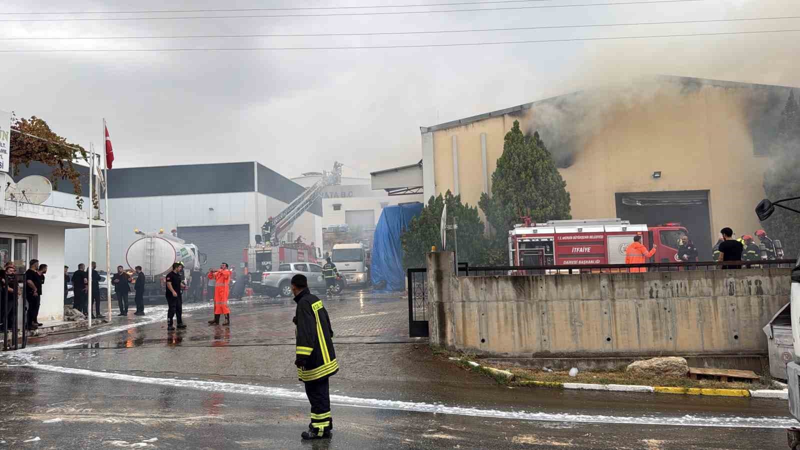 Mersin'deki Tütün ve Makaron Fabrikasında Yangın Paniği