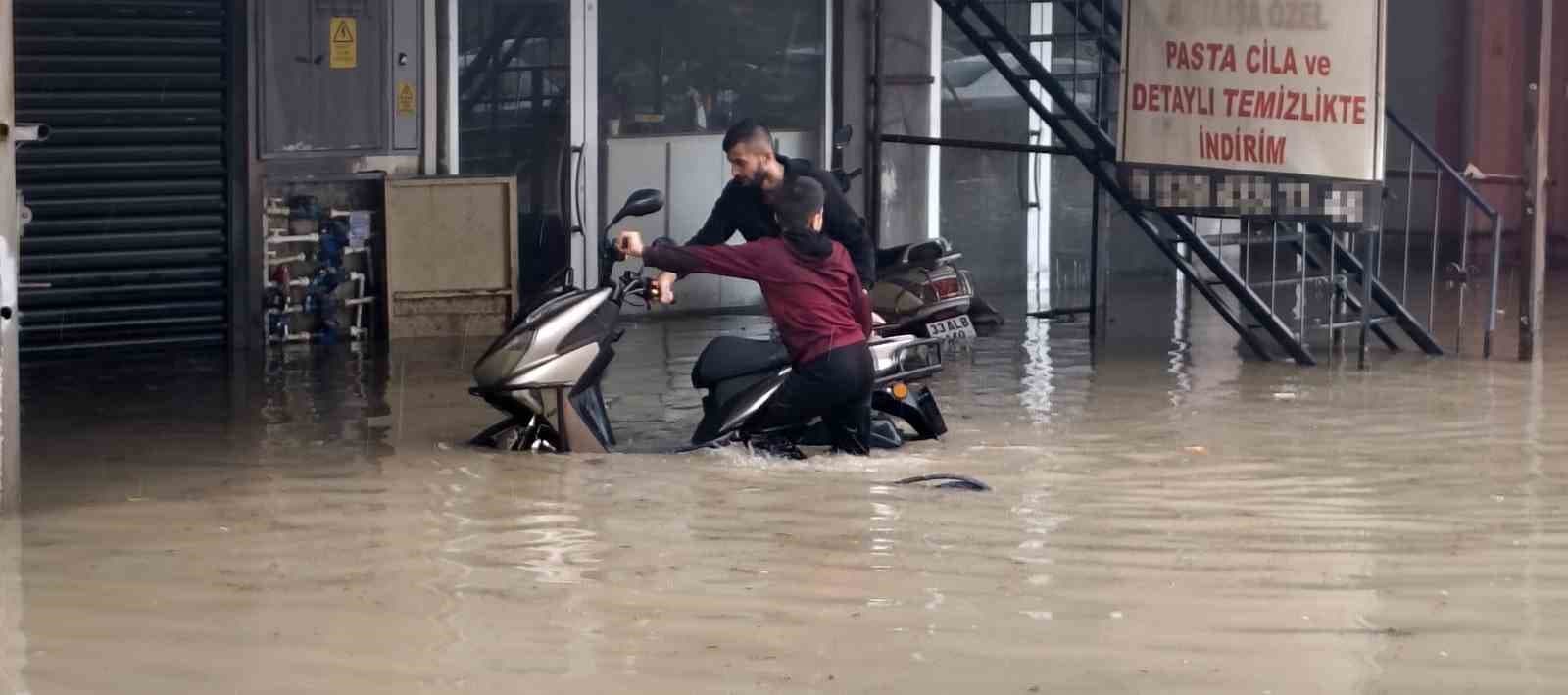 Silifke'de Sağanak Yağış Sel ve Taşkınlara Yol Açtı