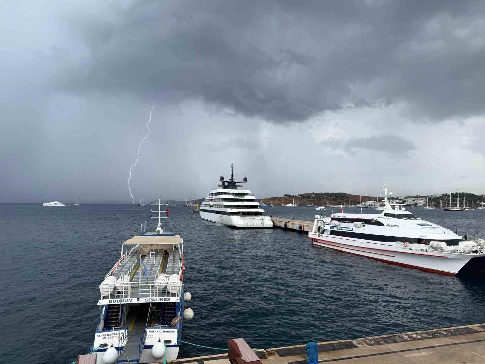 Bodrum Limanı'na Lüks Kruvaziyer Gemisi Yanaştı