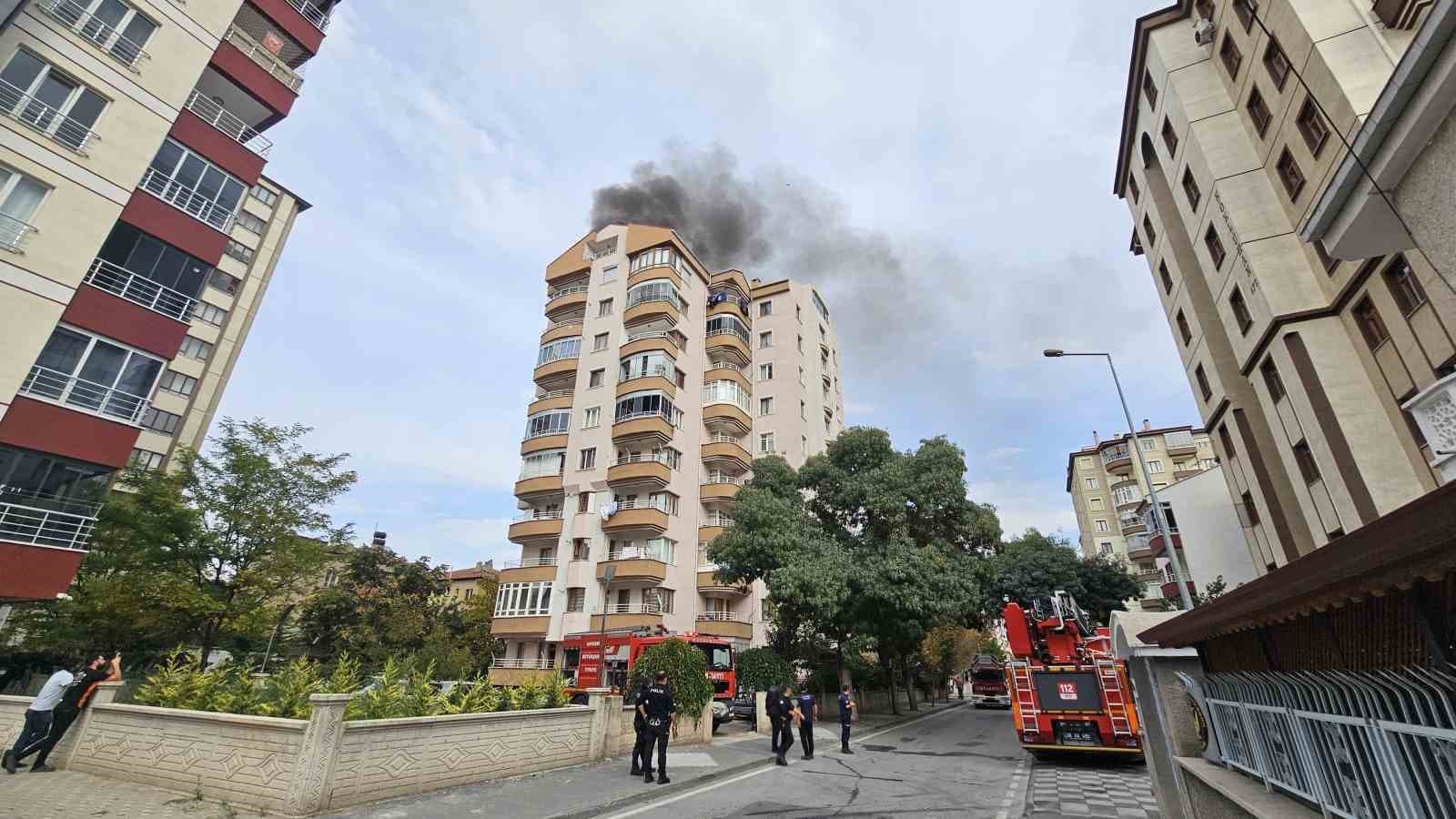 Kayseri'de 9 Katlı Binanın Çatı Katında Yangın Çıktı
