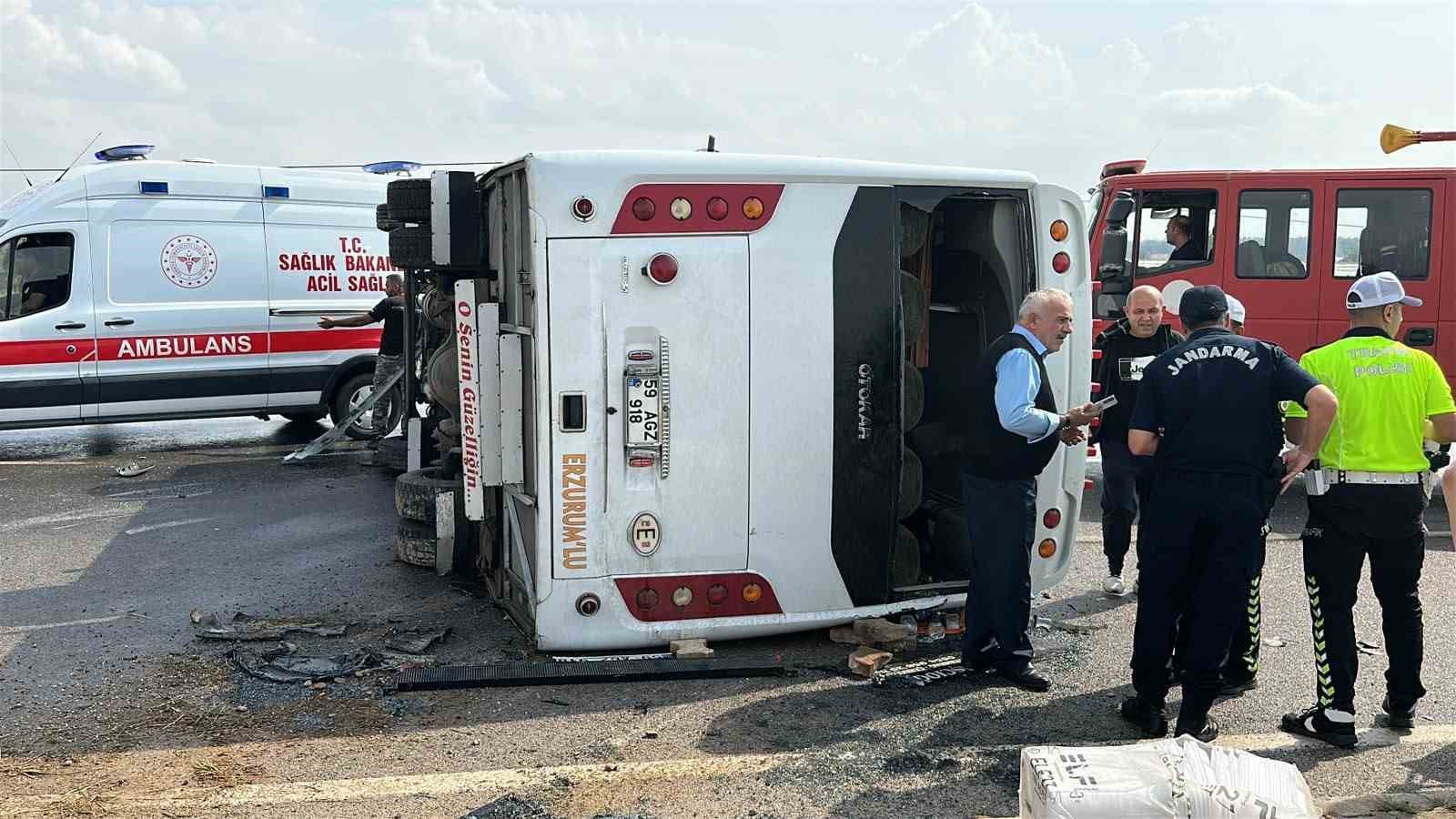 Antalya-Isparta Yolunda Midibüs Devrildi: 17 Yaralı