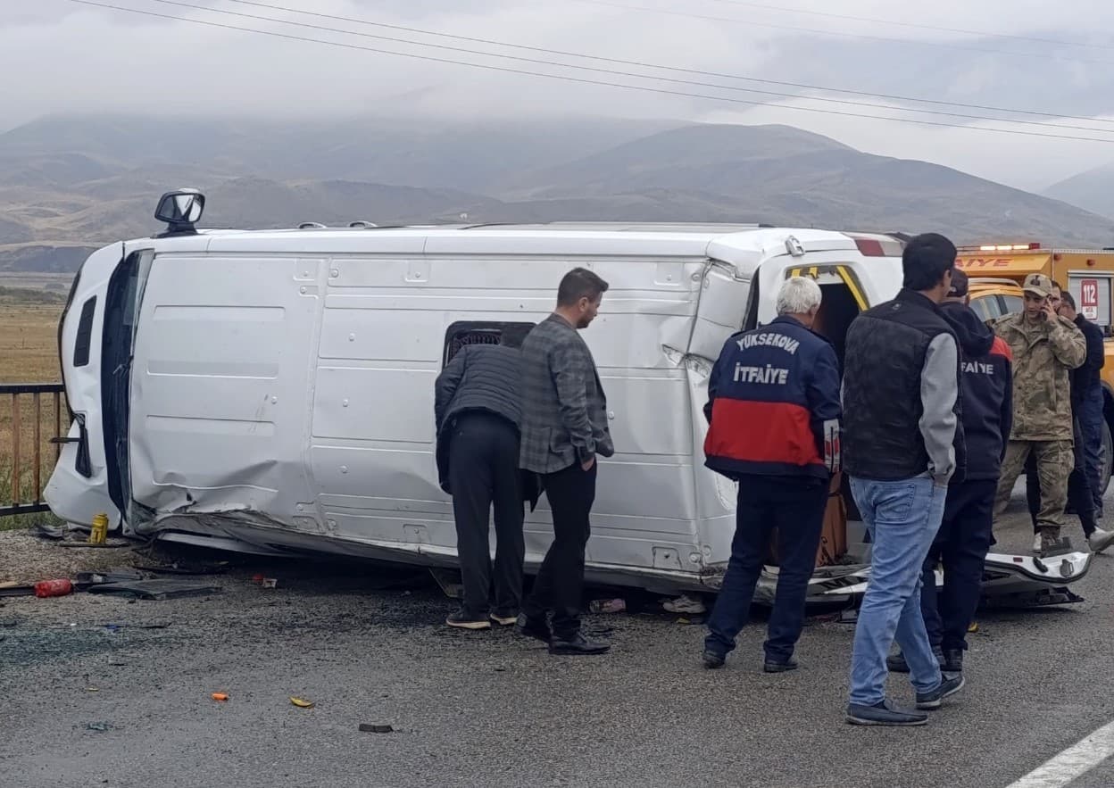 Yüksekova'da Okul Servisi Devrildi: 10 Öğrenci Yaralandı