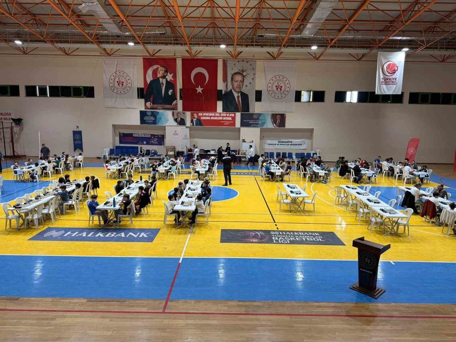 Burhaniye'de Amatör Spor Haftası Satranç Turnuvası Heyecanı