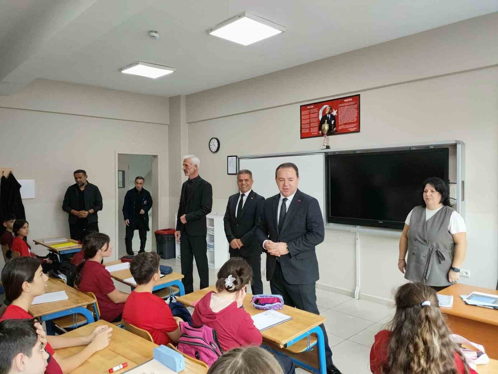 İl Milli Eğitim Müdürü Uygar Keskin Gazi Ortaokulu'ndaki Bayrak Törenine Katıldı
