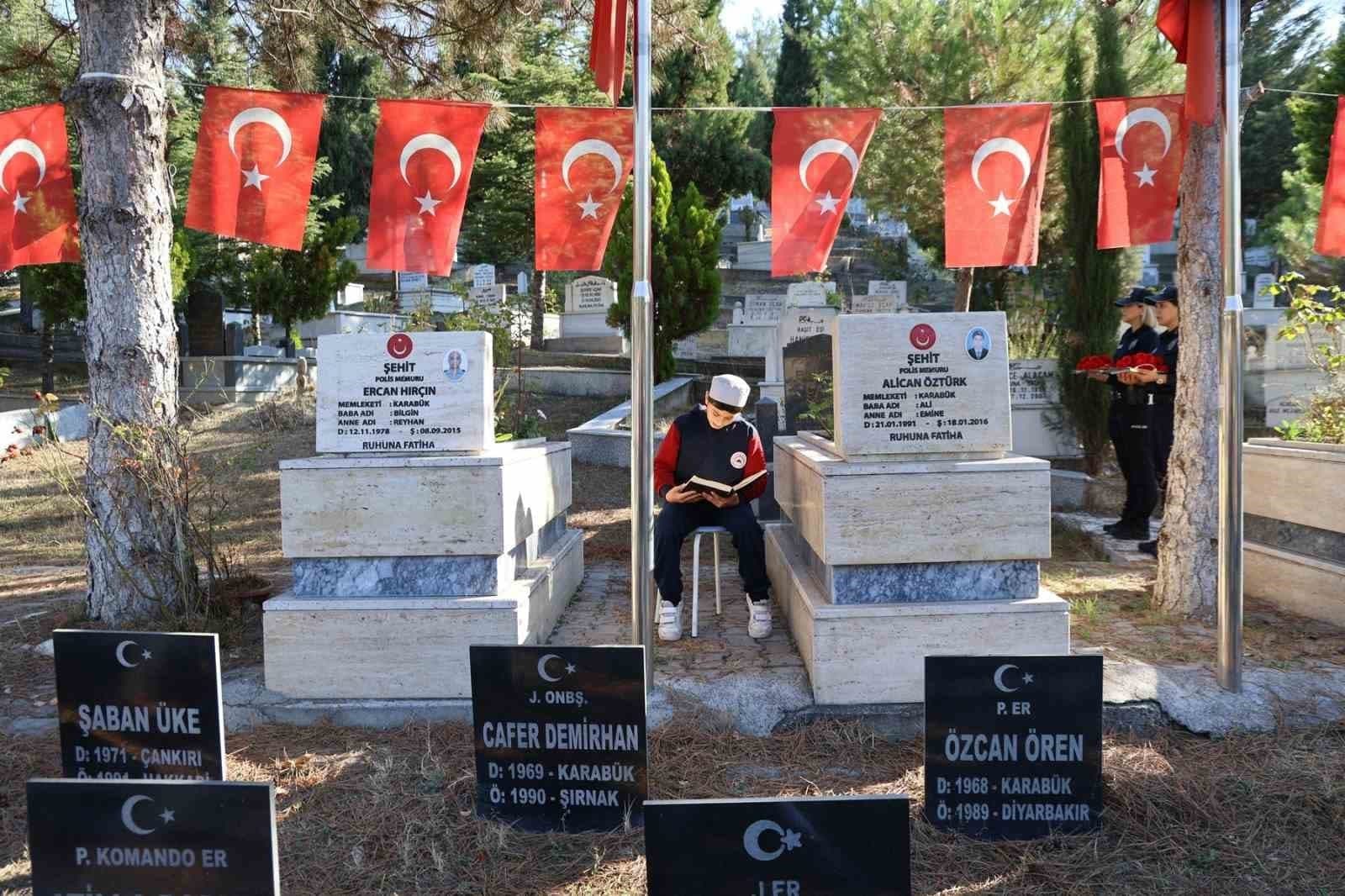 Öğrenciler Şehit Alican Öztürk'ü Kabri Başında Andı