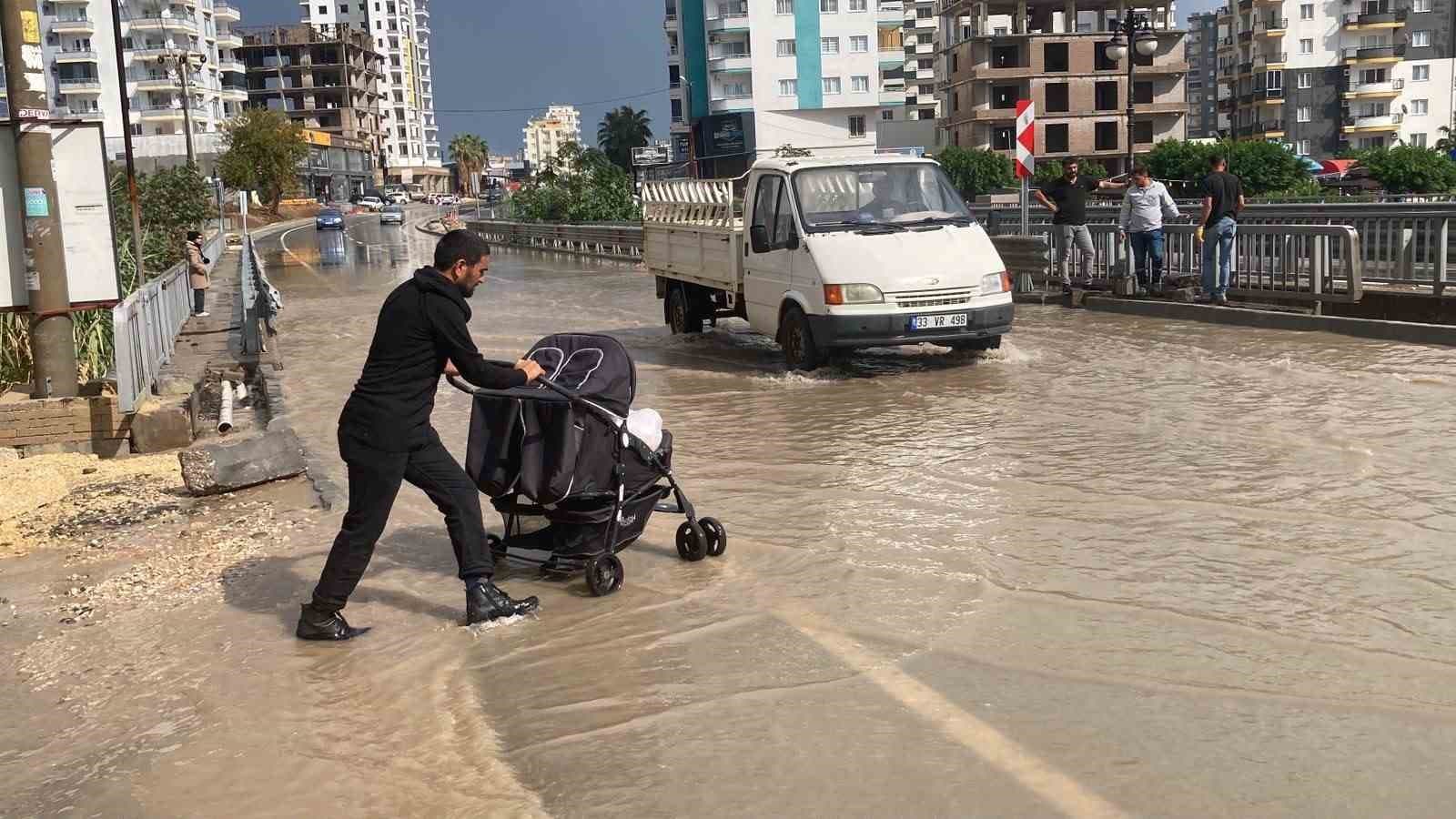 Erdemli'de Kuvvetli Sağanak Yağış Yolları ve Evleri Etkiledi