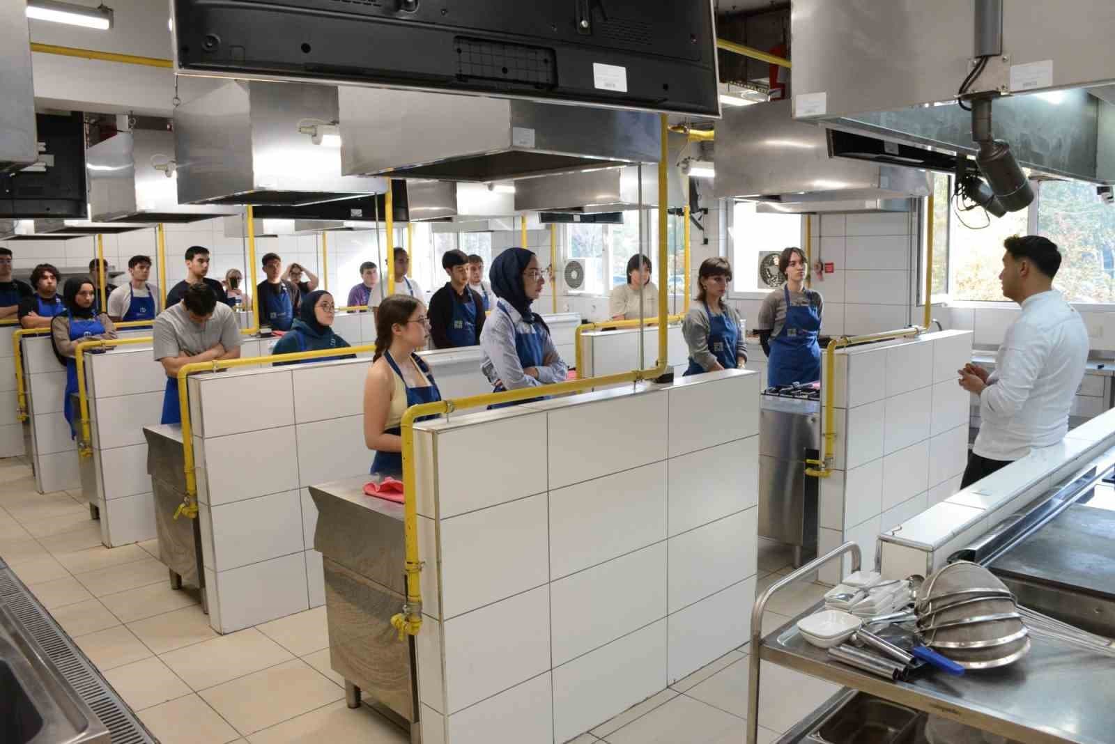 Gastronomi Öğrencileri Pizza Atölyesi ile Mesleki Becerilerini Geliştirdi
