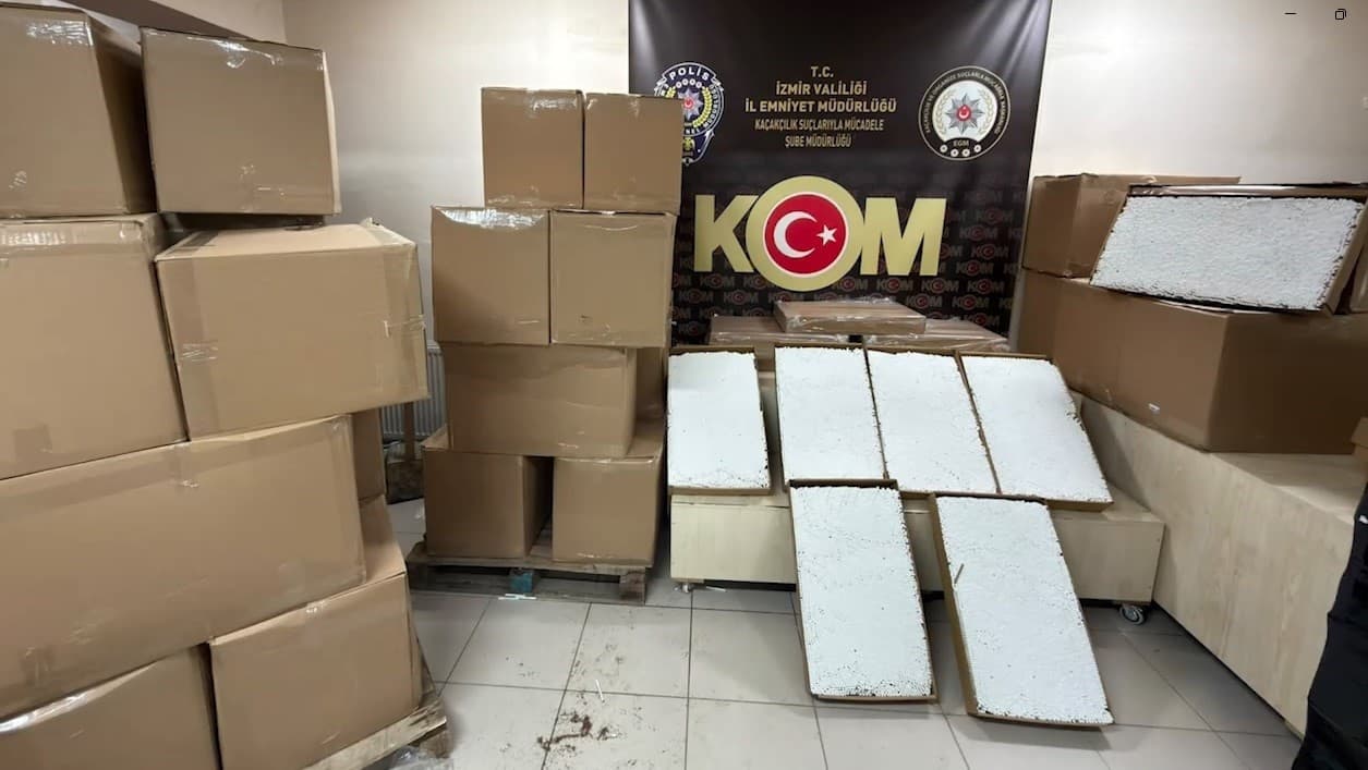 İzmir'de Mobil Depo Olarak Kullanılan Minibüsten Milyonlarca Kaçak Makaron Çıktı