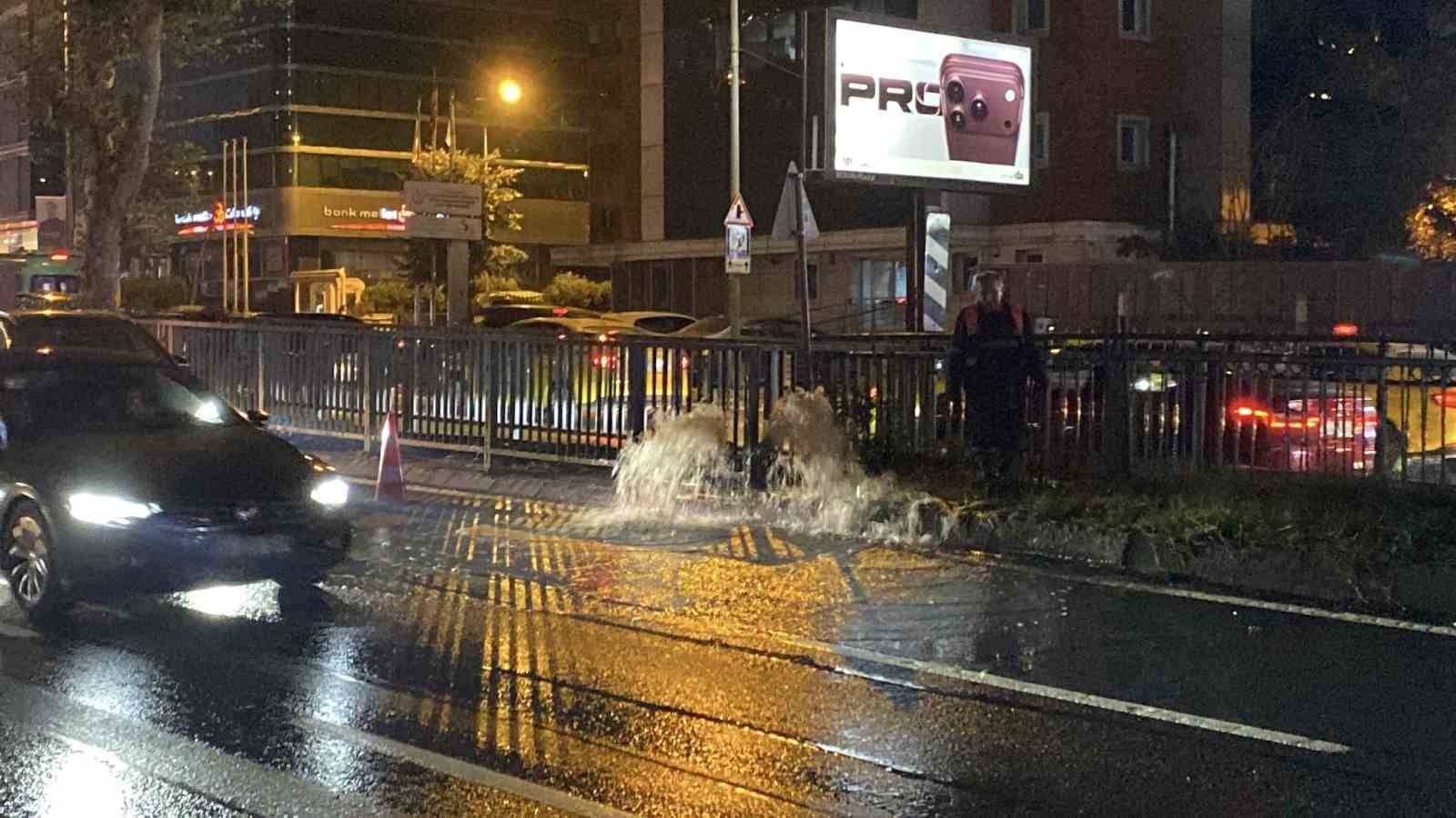 Beşiktaş'ta Ana Boru Patladı: Zincirlikuyu Alt Geçidi ve Büyükdere Caddesi Suyla Doldu