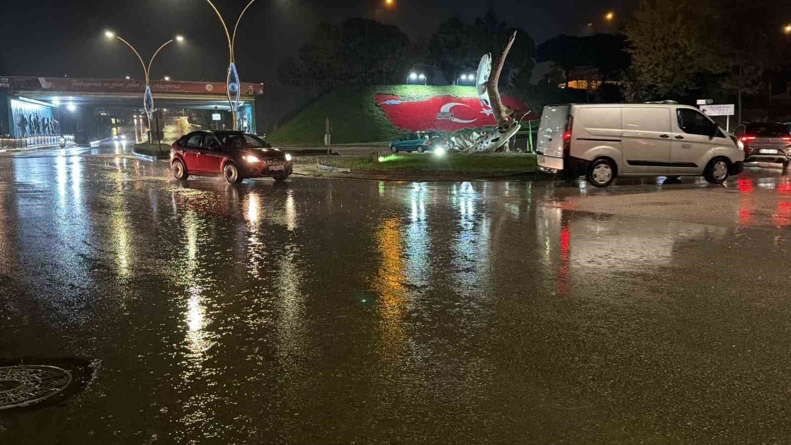 Bolu'da Gök Gürültülü Sağanak Yağış Günlük Yaşamı ve Panayırı Etkiledi