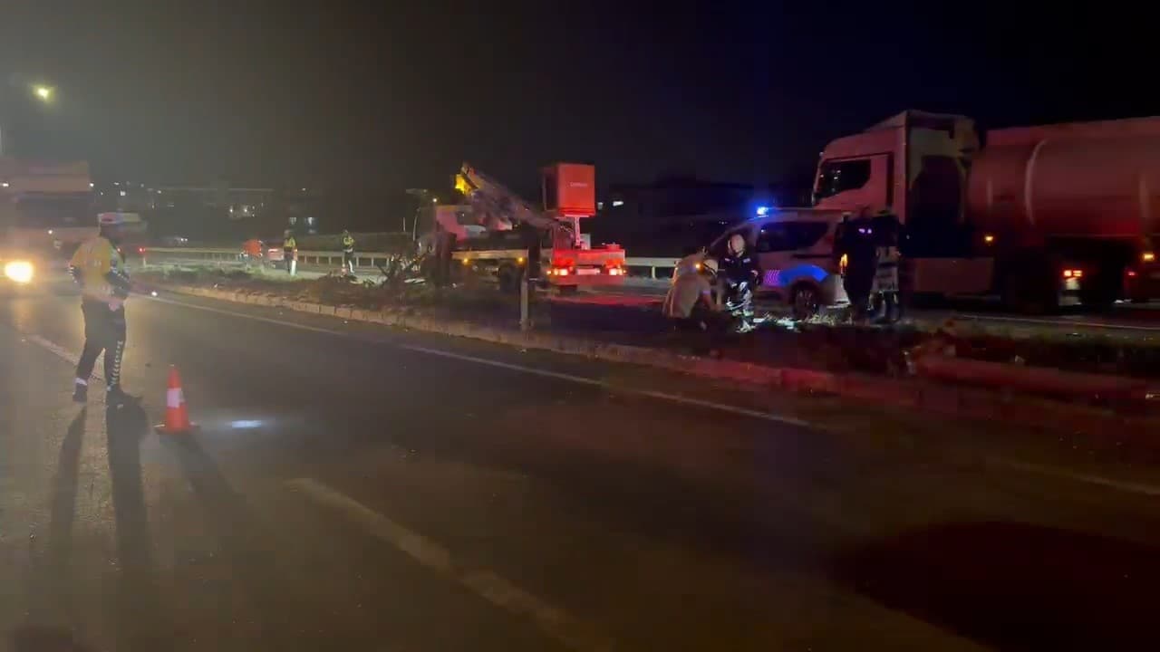 Tekirdağ'da Otomobil Refüje ve Direklere Çarptı: 1 Ağır Yaralı
