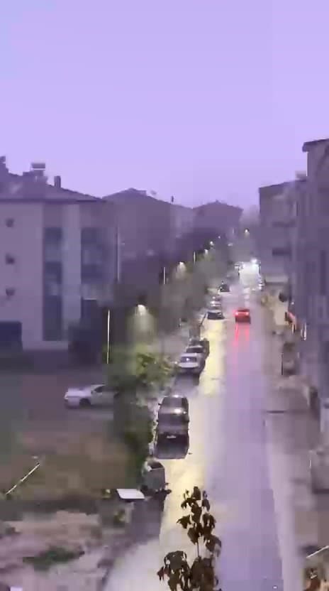 Elazığ'da Şimşekler Geceyi Aydınlattı