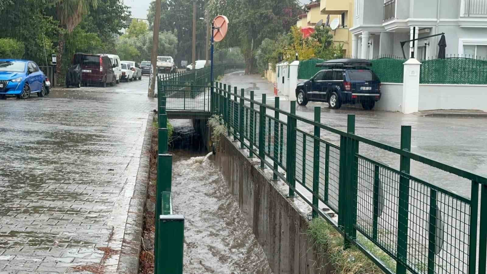 Güney Ege'de Sağanak Yağış Etkisini Gösterdi