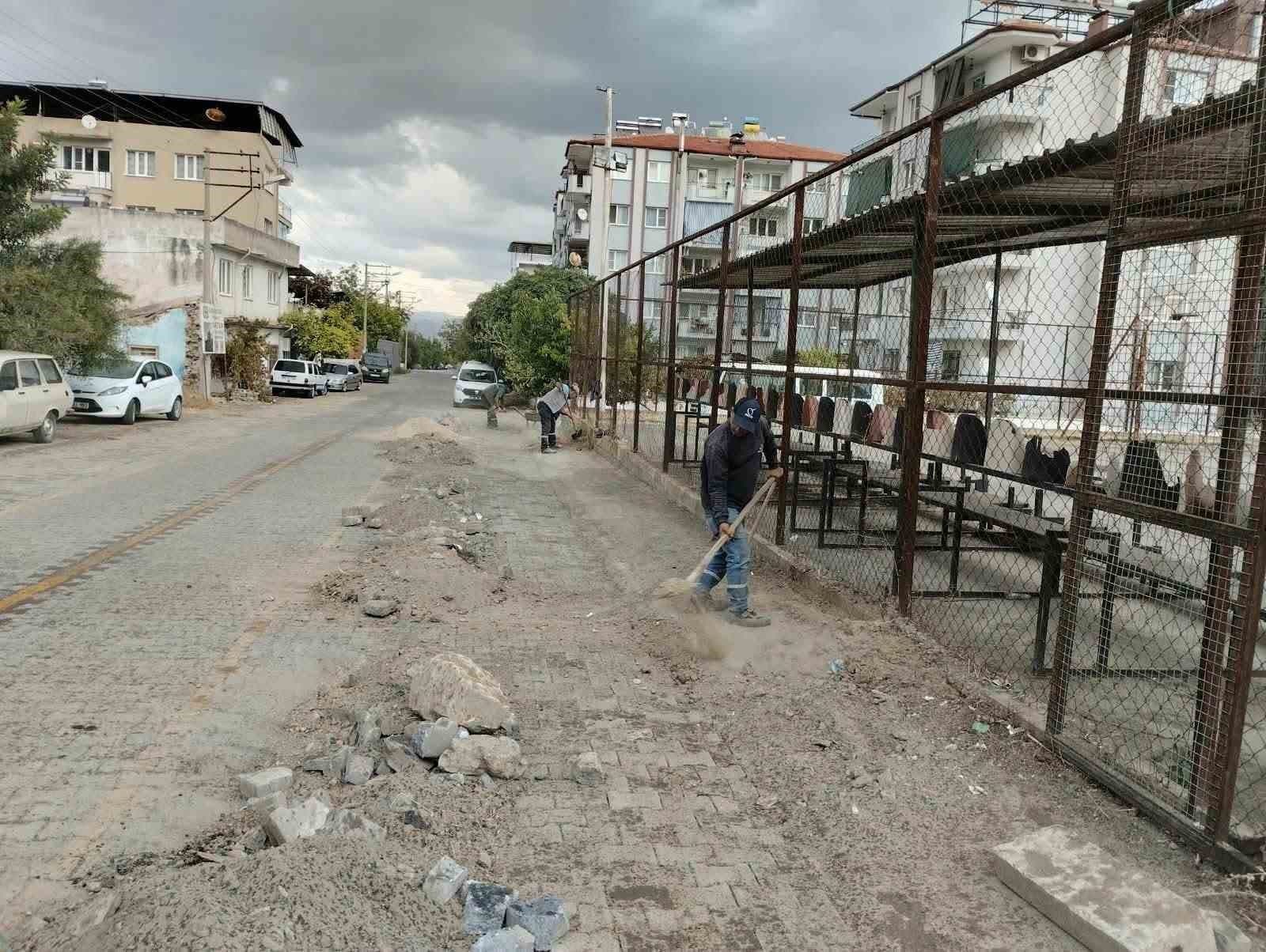Koçarlı Adnan Menderes Mahallesi'nde Yol ve Çevre Düzenleme Çalışmaları Yapılıyor
