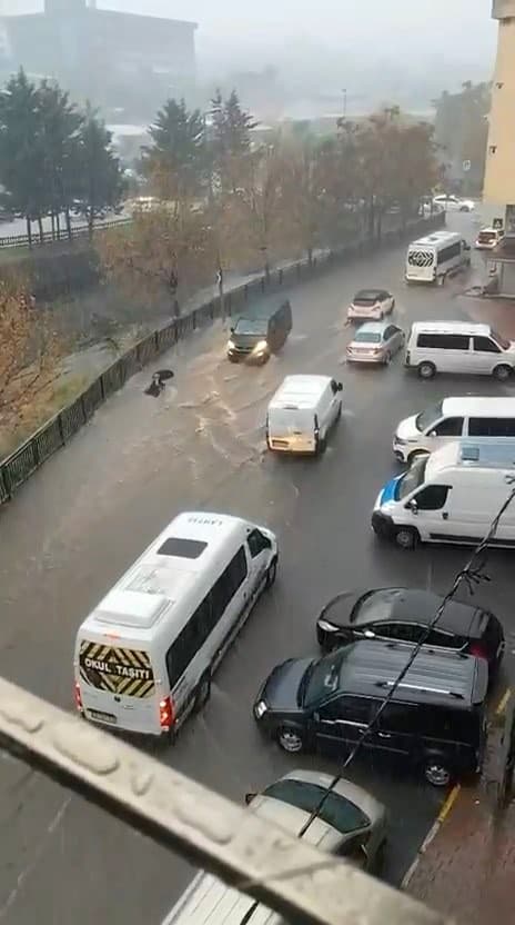 Esenyurt'ta Sel Sularına Kapılan Kadın Vatandaşlar Tarafından Kurtarıldı
