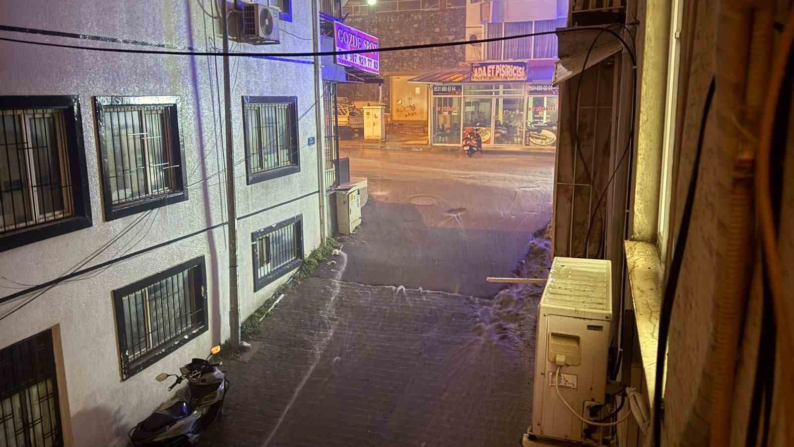 Kuşadası'nda Gece Yarısı Sağanak ve Fırtına Etkili Oldu