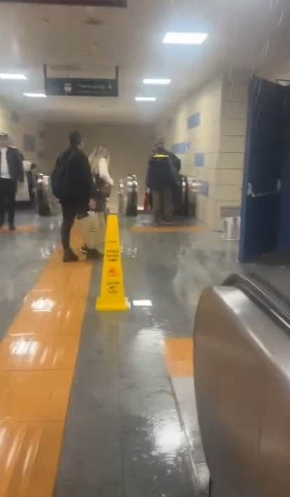Hacıosman Metro İstasyonu'nda Su Baskını: Tavandan Sular Aktı