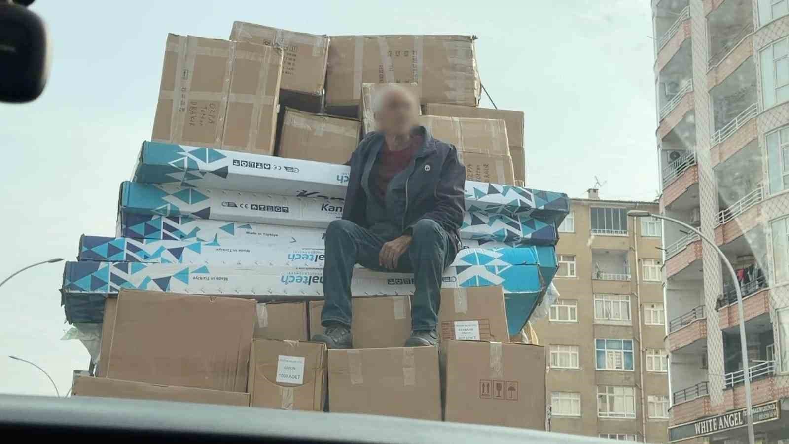 Diyarbakır'da Tehlikeli Yolculuk: Kolilerin Üzerinde Seyretti