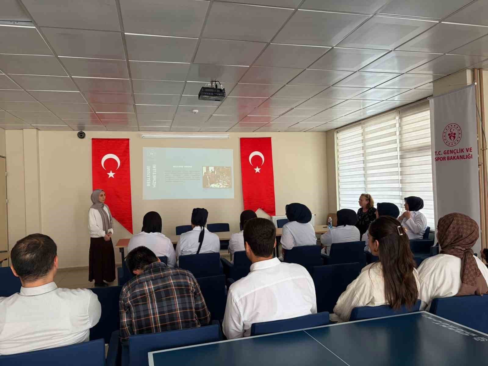 Öğrenci Yurdu Personeline Beslenme Hizmetleri Eğitimi Verildi