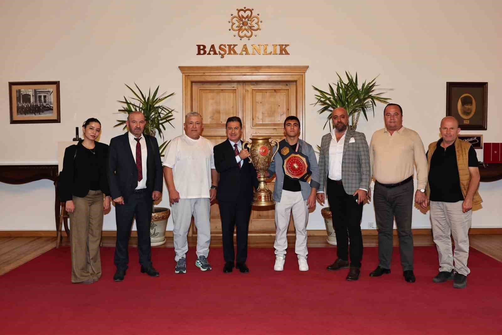 Şampiyon Pehlivan Kadir Buğra Dikik'ten Başkan Aras'a Ziyaret
