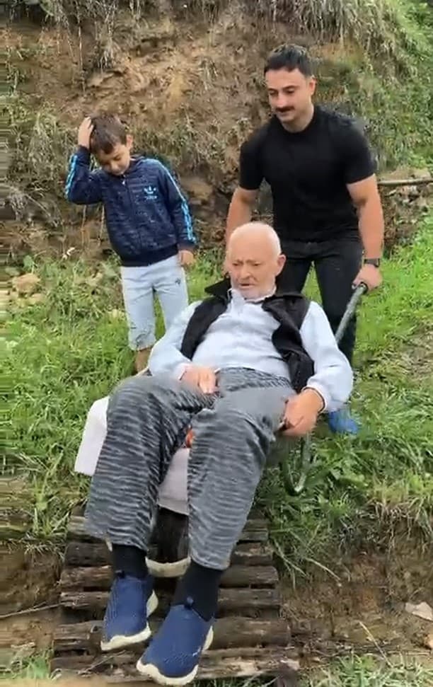 Araklı'da Diyaliz Hastasının Yol Çilesi: El Arabasıyla Taşınıyor