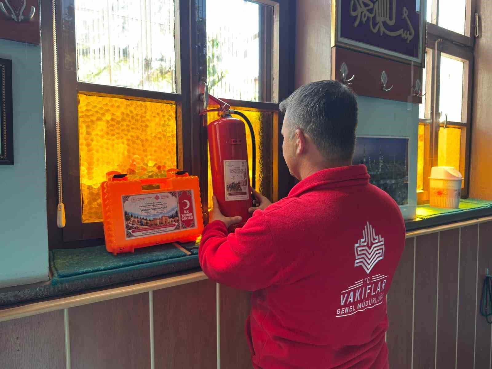 Kütahya ve Afyonkarahisar'daki Camiler ile Kur'an Kurslarına Güvenlik Ekipmanı Desteği