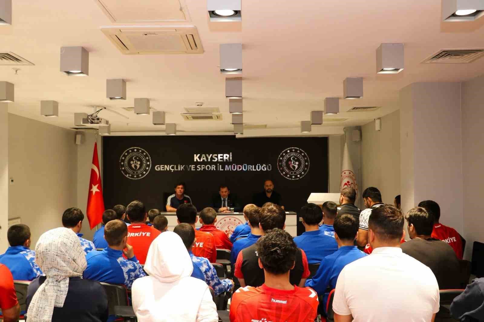 Kayseri'de Güreşçilerin Performans ve Hedefleri Masaya Yatırıldı