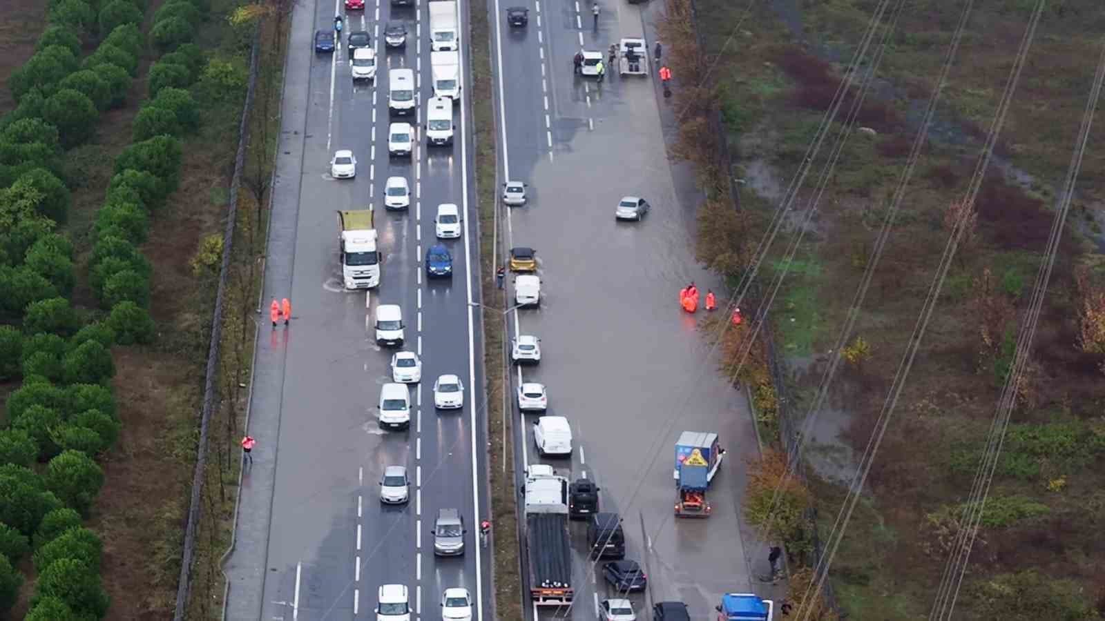 Mahmutbey-Habipler Yolunda Sağanak Yağış Trafiği Felç Etti