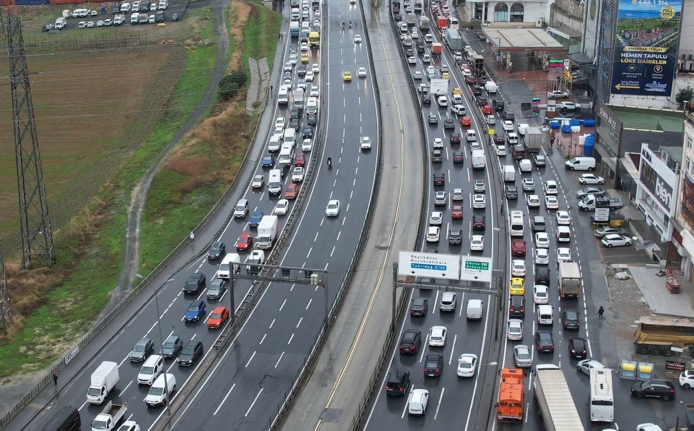 İstanbul'da Sağanak Yağış Trafiği Felç Etti