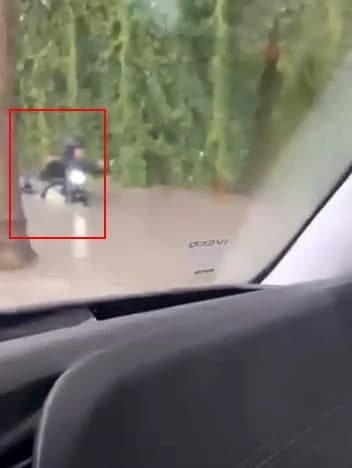 İstanbul'da Sel Sularında Kalan Motosikletlinin Mücadelesi Kamerada