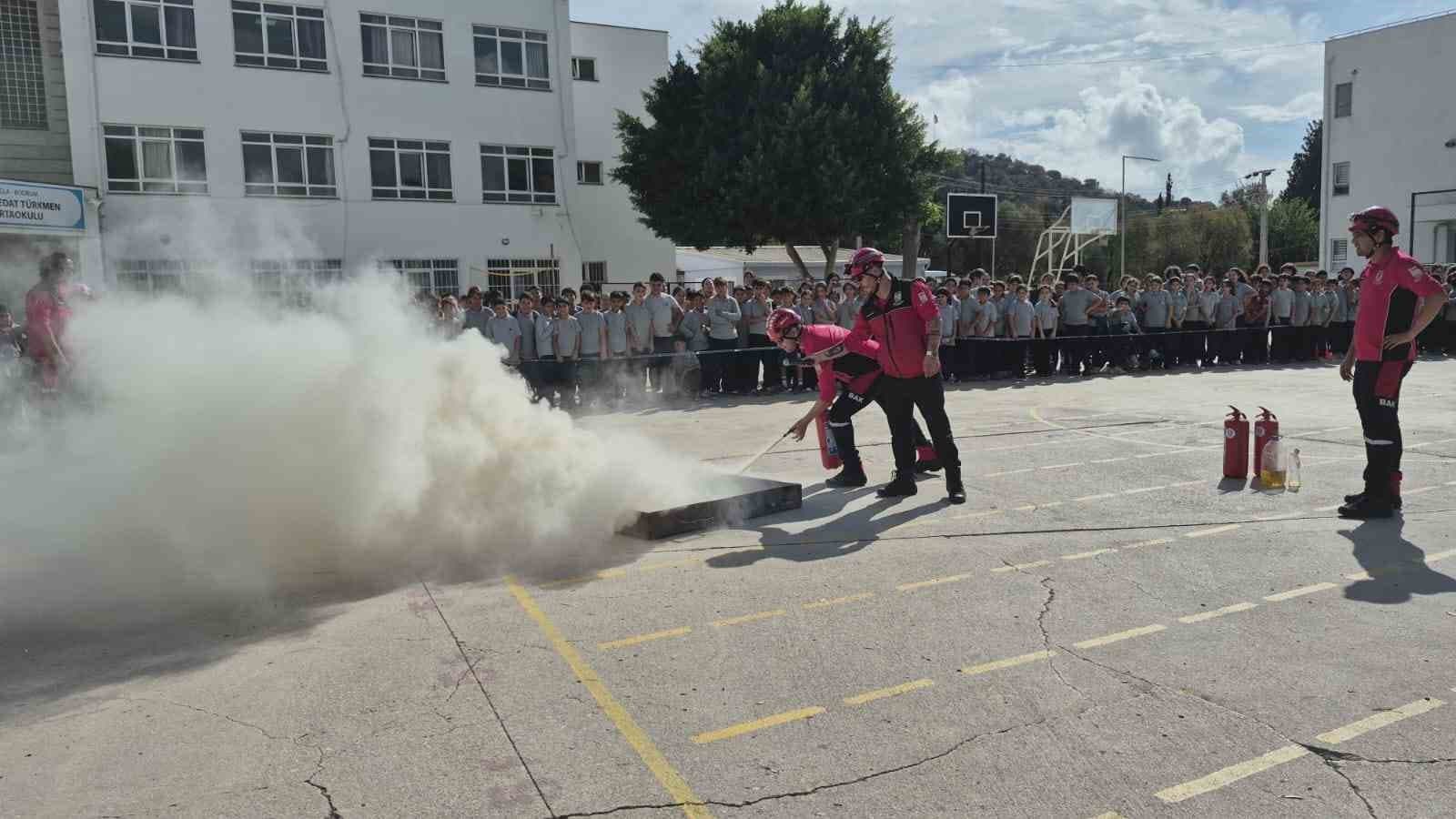 Bodrumlu Öğrencilere Afet ve Tahliye Eğitimi Verildi