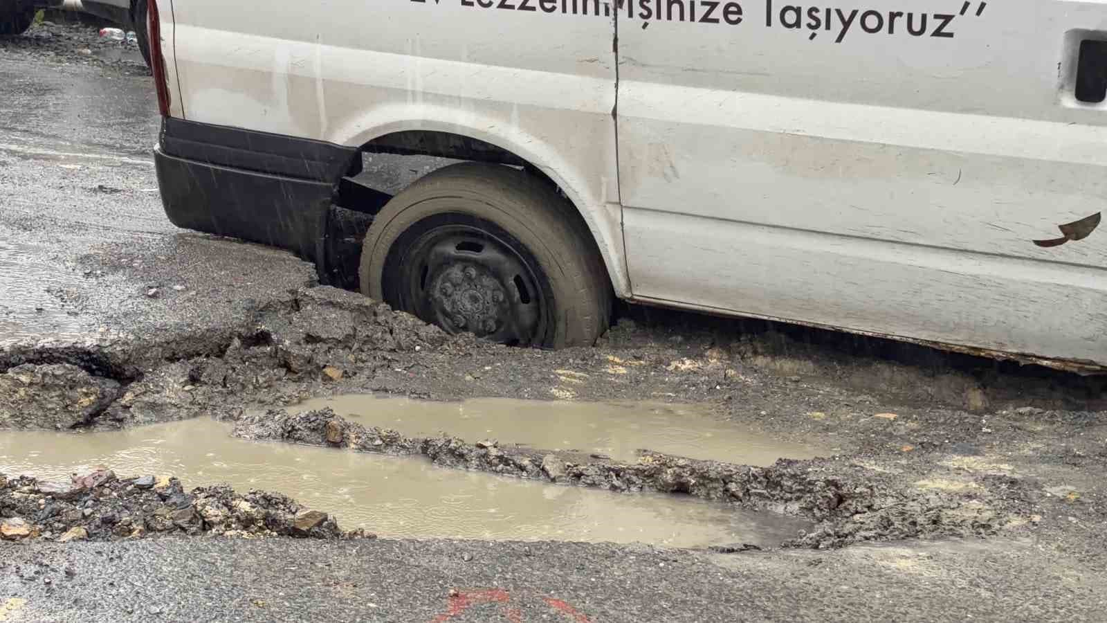 Arnavutköy'de Yol Çöktü: Hafif Ticari Araç Çukura Saplandı