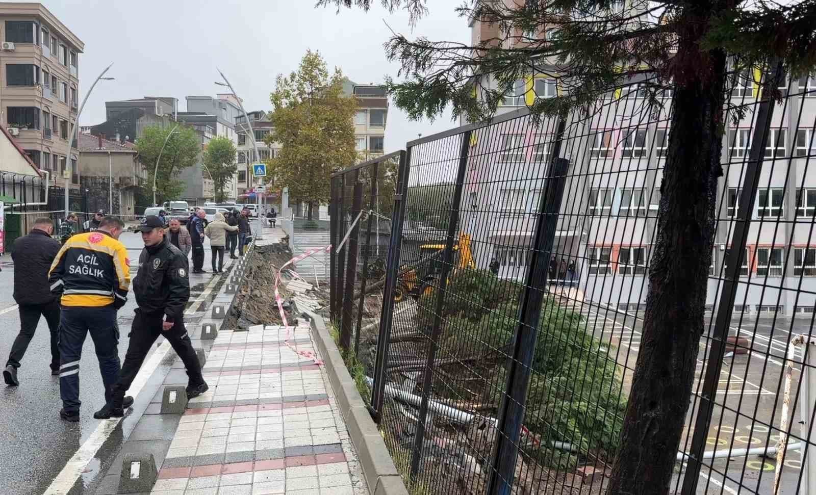 Sultangazi'de Sağanak Yağış Okul Duvarını Yıktı