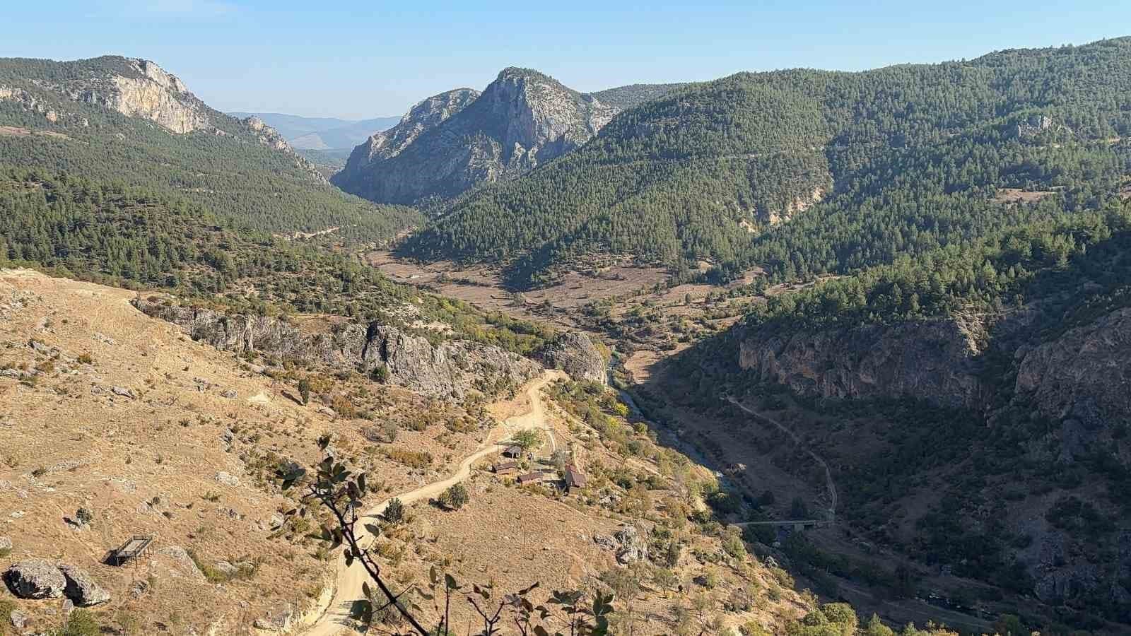 Emet'in Tarihi ve Doğal Hazineleri: Eğrigöz Kalesi ve İki Taş Kanyonu