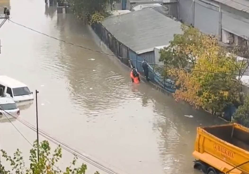 Sultangazi'de Sel Baskını: Belediye İşçisinden Öğrenciye Yardım