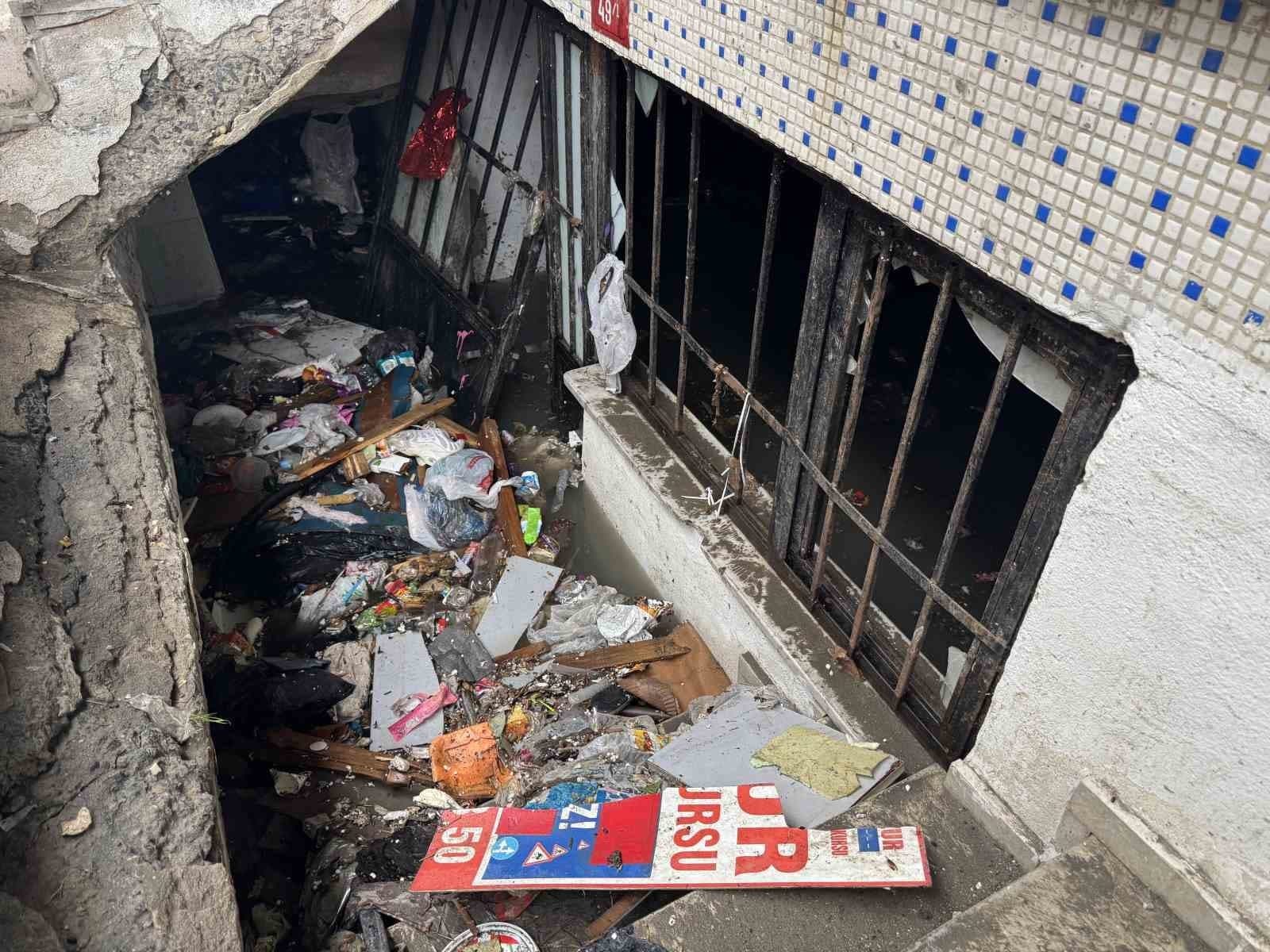 Küçükçekmece'de Dere Yatağındaki Evleri Su Bastı: Yabancı Uyruklu Vatandaşlar Güçlükle Kurtarıldı