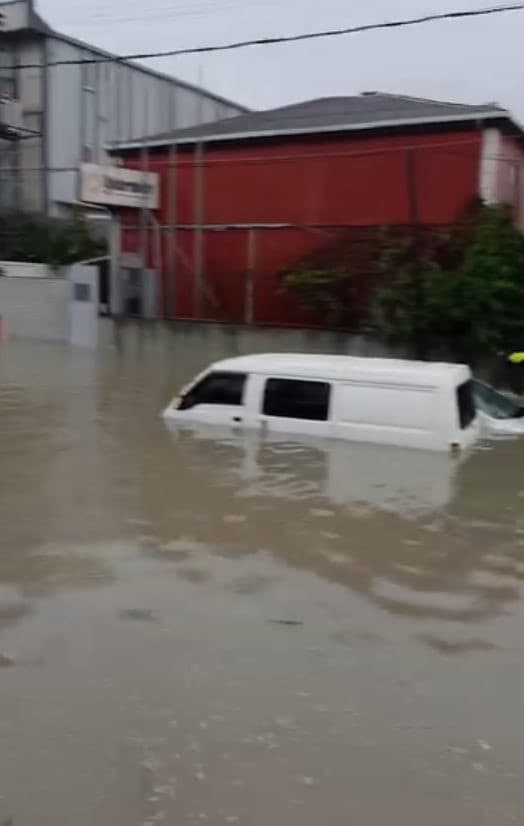 Sultangazi'de Su Baskını Dehşeti: Araçlar Sürüklendi