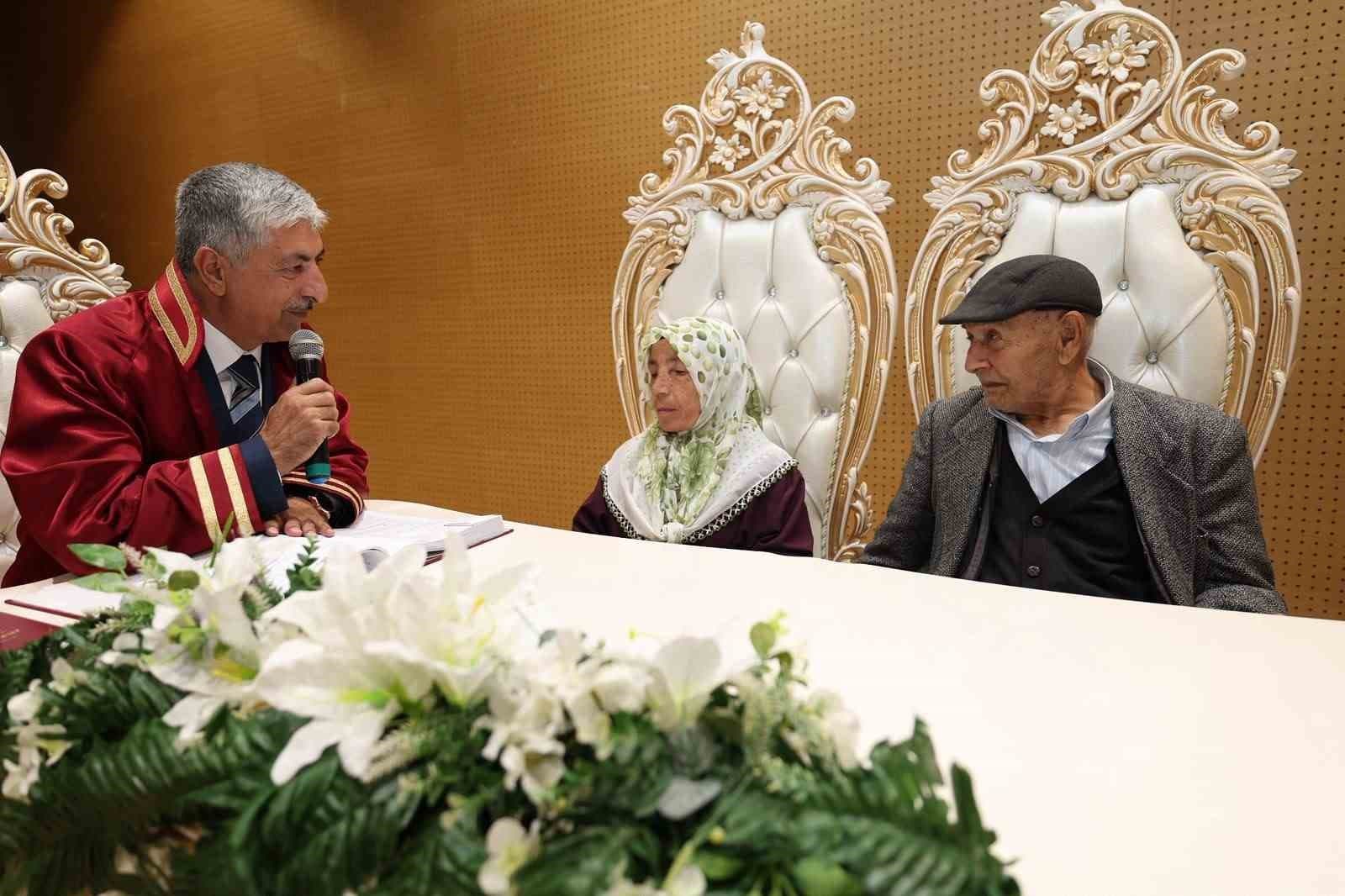 Aşkın Yaşı Olmadığını Kanıtladılar: 86 Yaşındaki Fevzi Bey ile 72 Yaşındaki Mülkünaz Hanım Dünya Evine Girdi