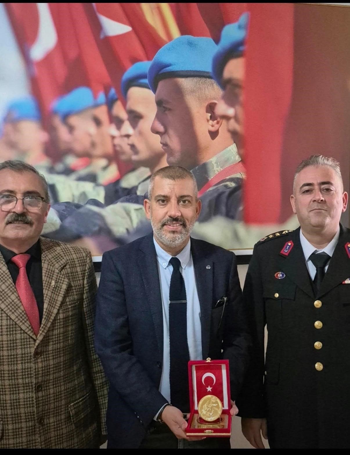 İş İnsanı Egemen Mehmet Ertaş'a Mehmetçik Vakfı'ndan Altın Madalya