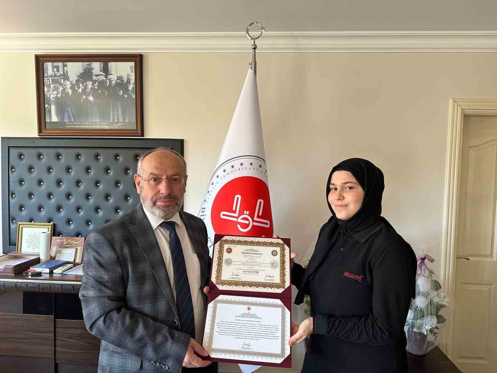 Salihli'de Hafızlık Eğitimini Tamamlayan Öğrencilere Belgeleri Verildi