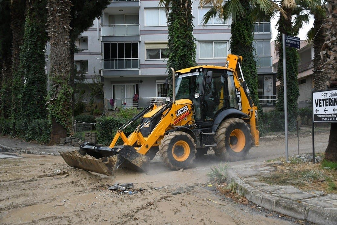 Kuşadası'nda Fırtına Sonrası Kapsamlı Temizlik Çalışması