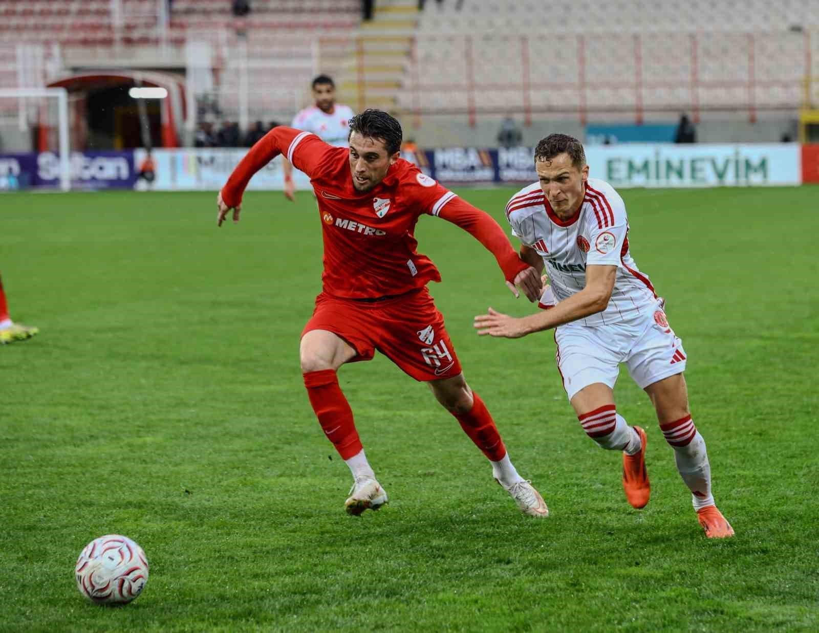 Ümraniyespor - Boluspor Karşılaşması Şiddetli Yağış Nedeniyle Ertelendi