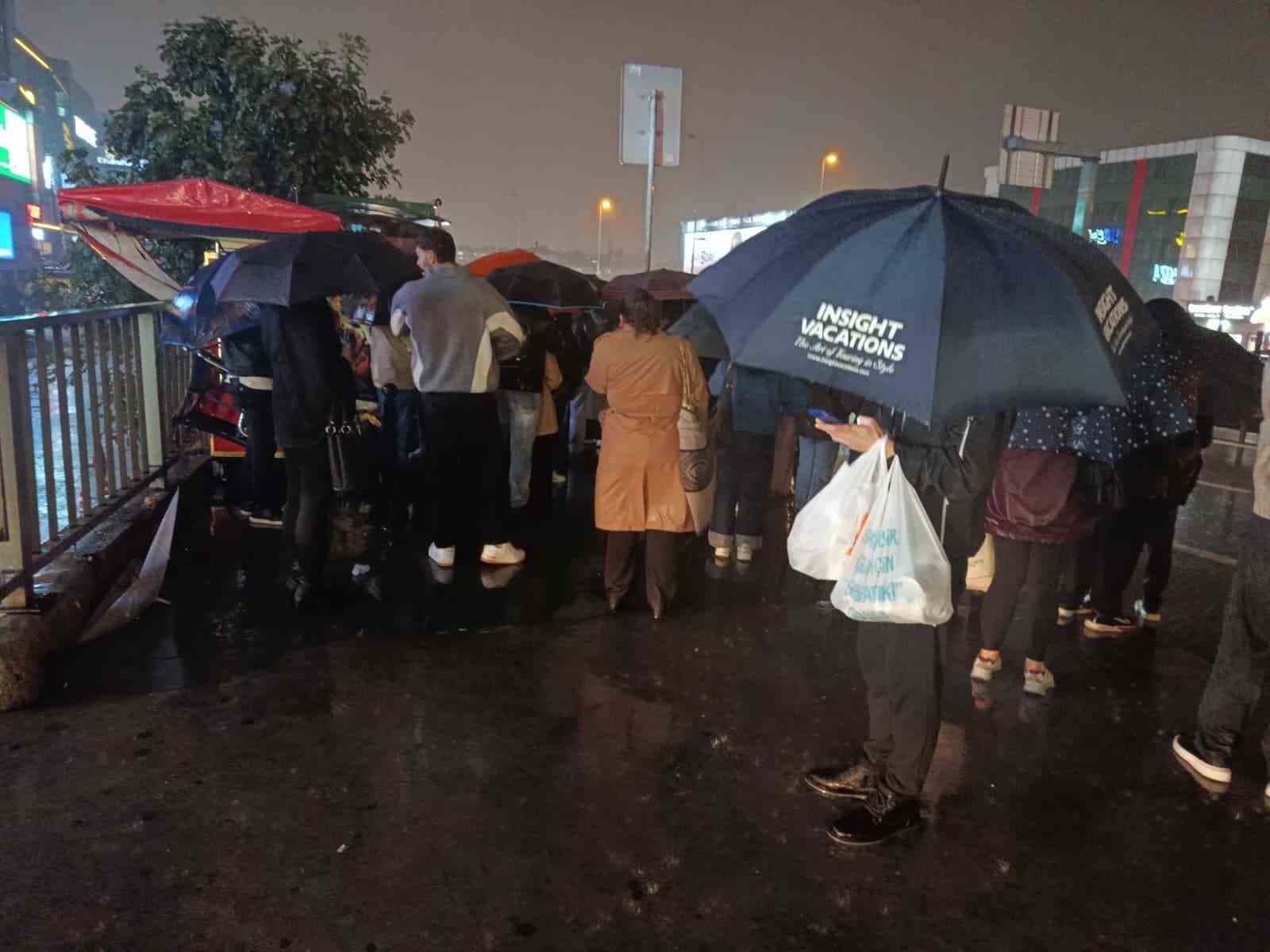 İstanbul'da Sağanak Yağış Toplu Taşımada Yoğunluğa Neden Oldu