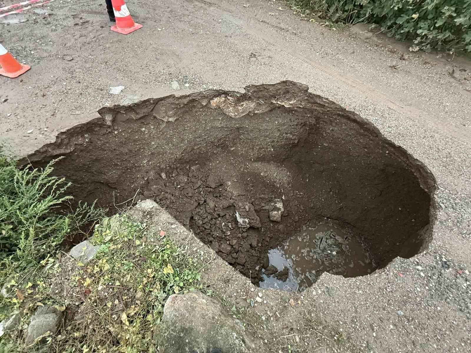 Biga'da Şiddetli Yağışlar Yolu Çökertti