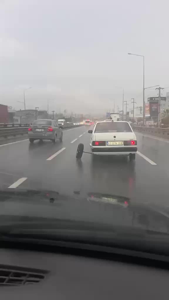 Kocaeli'de Korkutan Anlar: Otomobilin Tekerleği Seyir Halinde Yerinden Çıktı