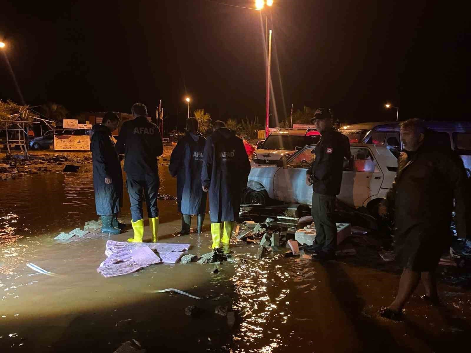 Antalya'da Şiddetli Yağışlar: Mahsur Kalan 22 Kişi Tahliye Edildi